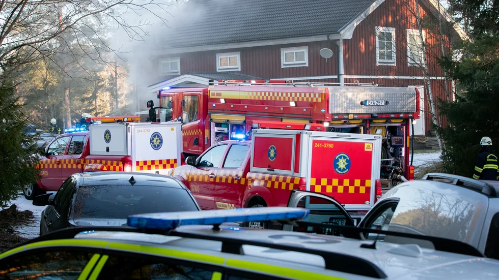 En granne upptäckte rök från huset strax innan klockan 