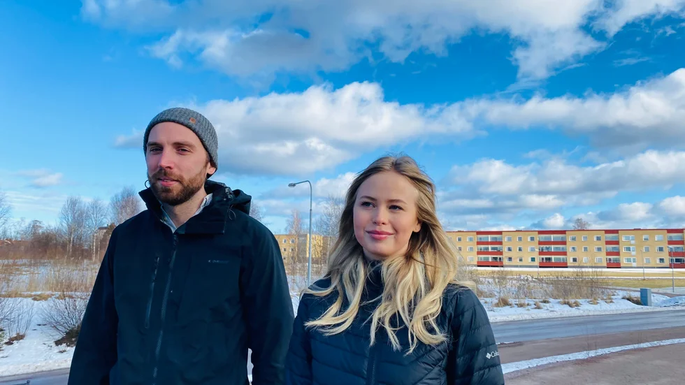Timothy Levin och Linn Dahlvik är Älvkarleby kommuns fysiska planerare. Bakom dem ska det byggas nya bostäder med park, damm och odlingslotter. 