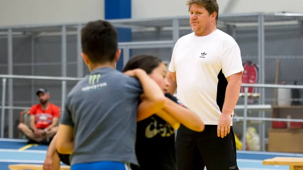 Roger "Lollo" Säll trivs i Team Sportia-hallen, på mattan med sina brottarelever. Han har varit med och startat östgötalag i länet, för att ge alla bättre sparring. Sporten har träffat eldsjälen inför Idrottens dag i Motala på söndag.