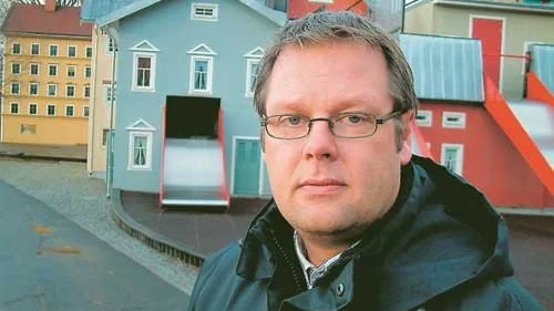 Mikael Ahlerup, vd i Astrid Lindgrens Värld i Vimmerby, vill se ett färdigt hotell med äventyrsbad utanför parken år 2009. Nu sonderar ALV terrängen på markköpare.