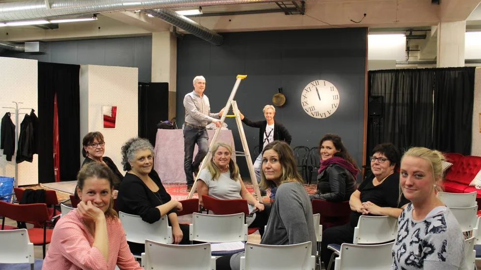 Snart premiär. 
Anna Beck-Friis Förander, Britta Augander, Elisabeth Péterffy Moberg, Carina Evertsson, Anna Hellgren, Erika Milton Rehn, Ulla Molander och Emma Berg tillsammans med Roy Andersson och Jörgen Moberg som bygger scenen förbereder sig inför torsdagens premiär.