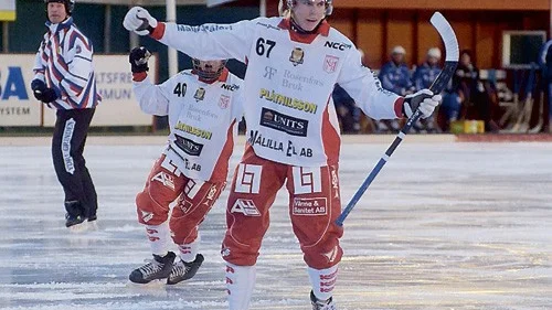 Filip Fransson jublar efter sitt 4-1-mål som kom efter en hörna. Totalt gjorde han tre mål när Målilla besegrade Waggeryd med 7-2.
