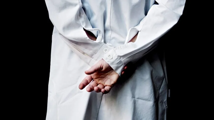 Välbetalt. Pengarna borde i högre grad gå till andra vårdyrken än läkare, tycker skribenten.