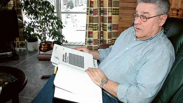 En tjock lunta. Arne Gustafsson sitter med rapporten i sin hand. En rapport som Finansinspektionen gjort på uppdrag av regeringen. I den får försäkringsbolagen kritik för det sätt de handskas med trafikskadade.