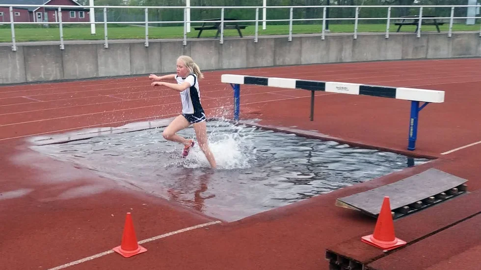SILVER. Motala AIF:s Svea Eklundh kom trea i F13-DM på 1500 meter hinder hemma på Idrottsparken, Maif som på söndag ska välja en ny ordförande.