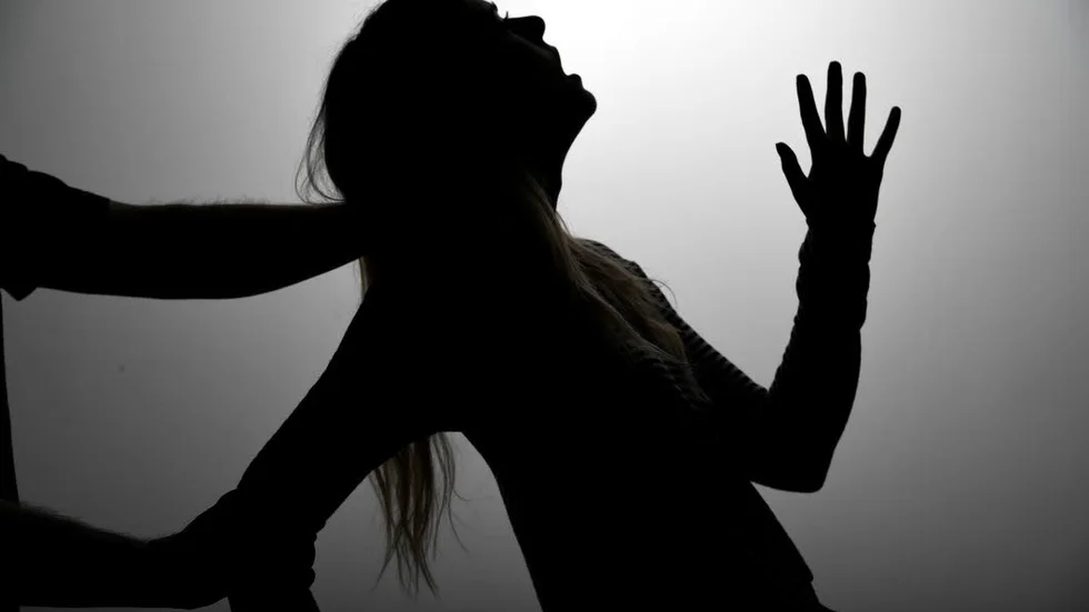 Ett av de viktigaste problemen i samhället är våld mot kvinnor, skriver Fatima Alnabhan.