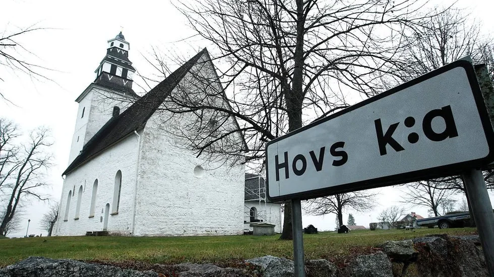 ÄNDSTATION. Här – vid Hovs kyrka utanför Vadstena – dumpades slutligen det stulna släpet och åkgräsklipparen.
