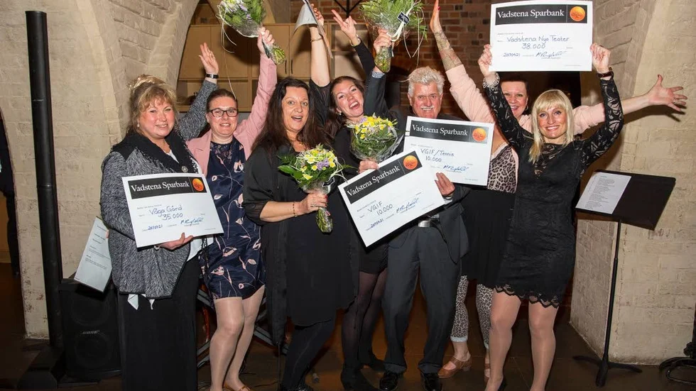 2017 års ovationspristagare. Från vänster: Våga Gård – Lollo Tommydotter Karlsson och Marie Hagbom, Vadstena Guide – Kristina Tengvall, VGIF – Chatrin Norrgårds, VGIF/Tennis – Dick Isaksson samt Vadstena Nya Teater – Anneli Stolt och Charlotta Dufmats.
