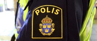 Duo bar på knivar vid promenadstråk