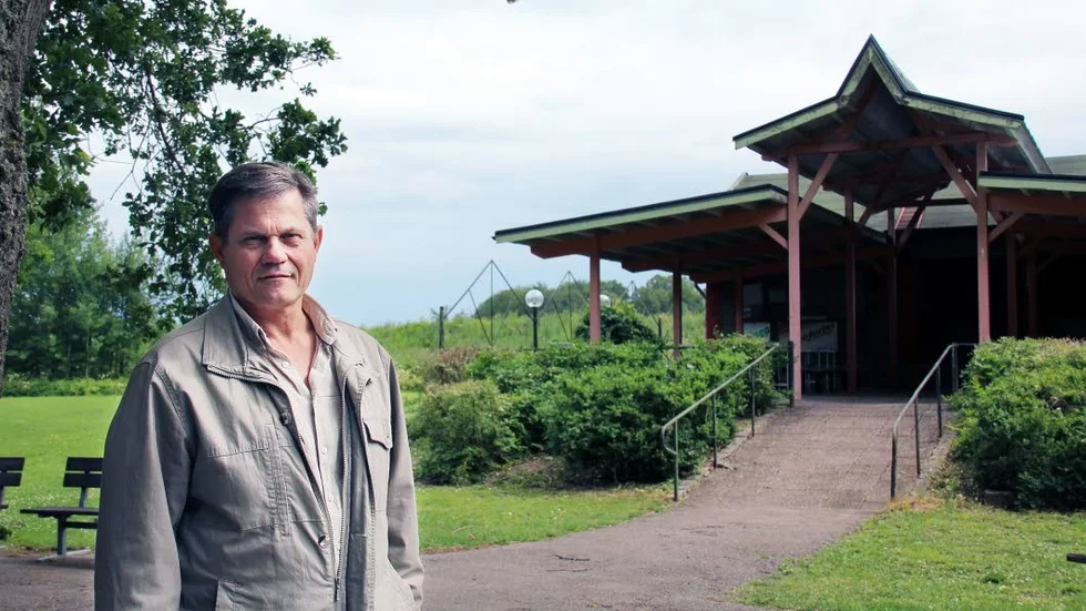 Stängd. Vadstena Folkets park är stängd och grindarna är låsta. Magnus Gustafsson, ordförande i Föreningen Vadstena Folkets park, säger att det inte går att hyra ut förrän skadorna är reparerade.