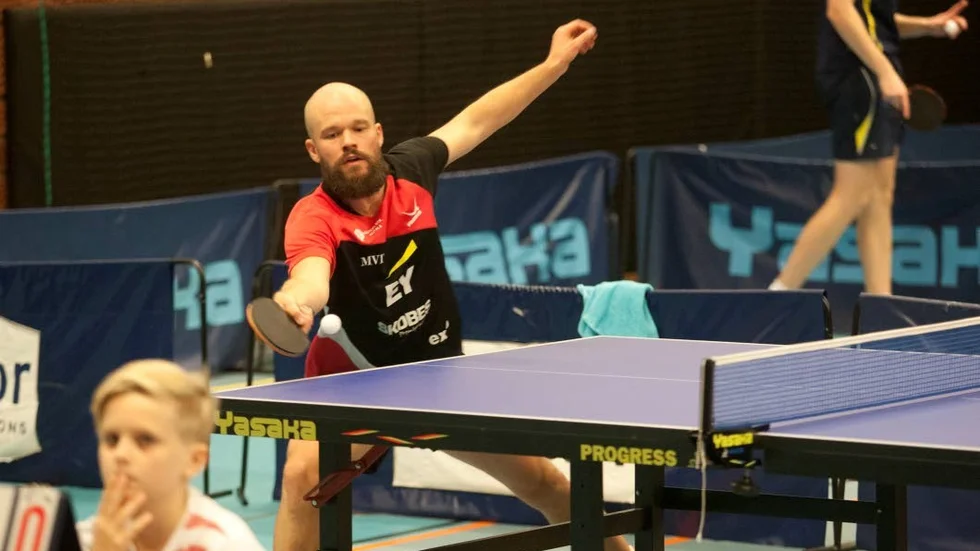 SEGRAR. Västers spelare Andreas Johansson vann totalt tre singelmatcher i lördagens division 1-spel i Göteborg.