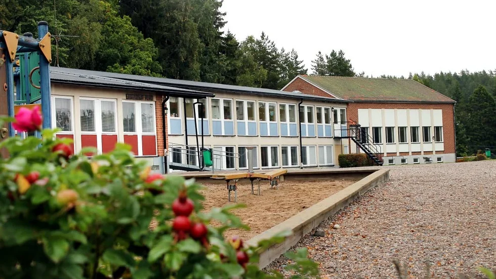 HUMANT. Om nu Godegårds skola måste läggas ned måste det ske ett humant och rimligt sätt med tanke på föräldrarnas situation, skriver en berörd pappa till kommunstyrelsen.