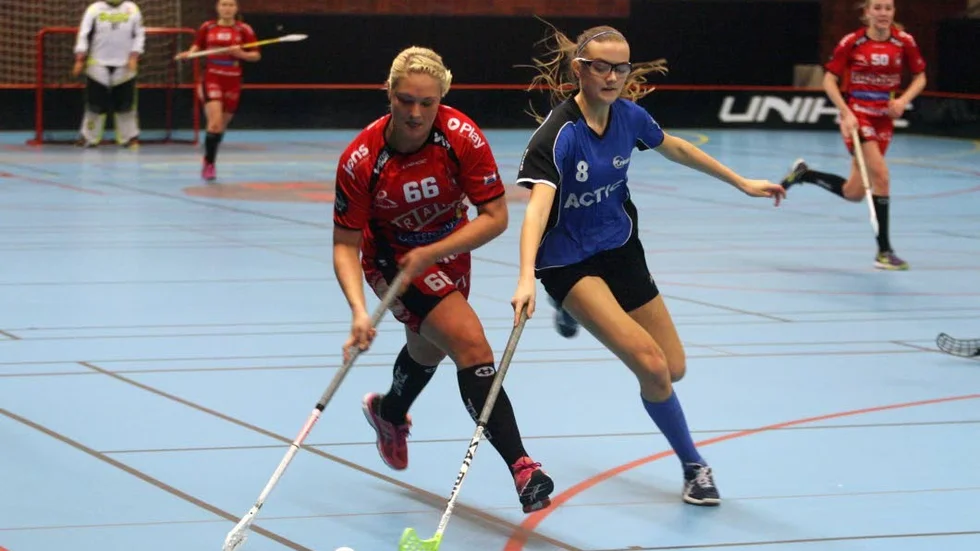 NY DAMLAGSTRÄNARE. Elise Henrichsen och hennes lagkamrater får Jonas Roback från Ljungsbro som ny tränare i ettan nästa säsong.