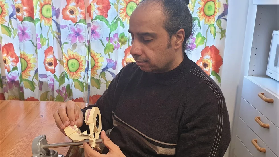 Ziad Wassouf förbereder sig inför det praktiska provet genom att tränar hemma. 
