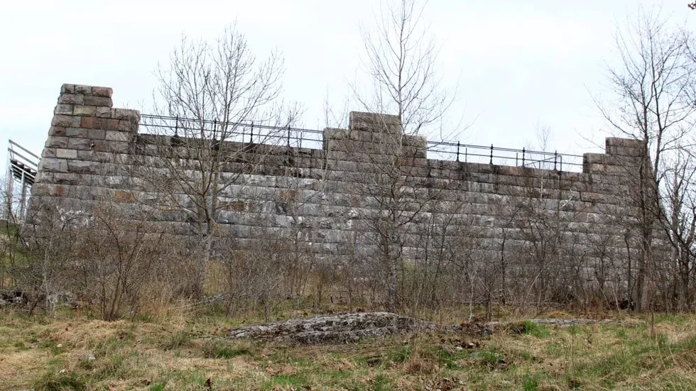 Borgsruinen får stå fortsatt oanvänd.