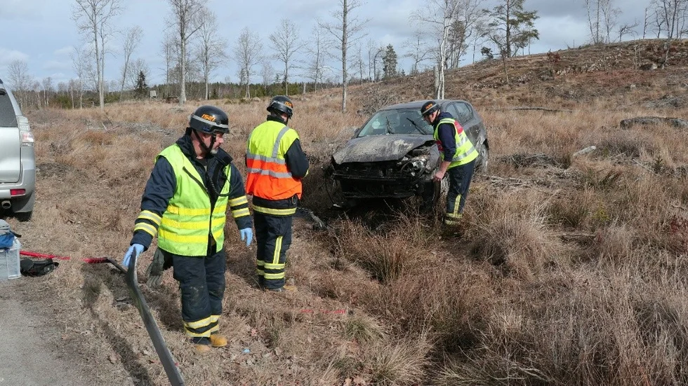 En person fördes till sjukhus efter trafikolyckan, då en bil voltade av vägen mellan Vånga och Grensholm.