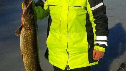 Tung gädda. Lillemor Gahnström med den tio kilo tunga gäddan som hon och Birger Karlsson drog upp från Älgsjön.