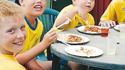 Deltagarna vid fotbollsskolan i Målilla var hungriga så lunchen smakade alldeles utmärkt.