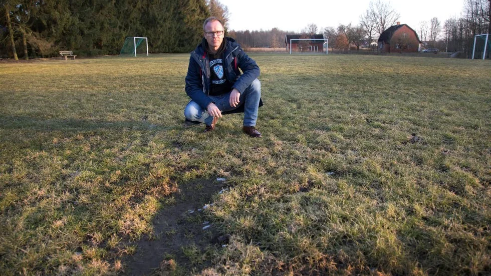 Ekängens IF med cirka 700 medlemmar har på eget initiativ  klippt till en åker som får fungera som knatteplan åt de yngsta. Det är Ekängens enda gräsplan. På bildens klubbens Andreas Thelander.
