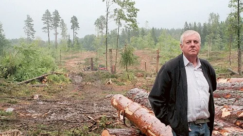 Bertil Axelsson vid den avverkade skogen. Han är en av flera besvikna medlemmar i orienteringsklubben.