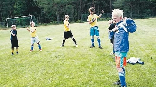 I veckan deltar 17 killar på fotbollsskolan i Mörlunda.