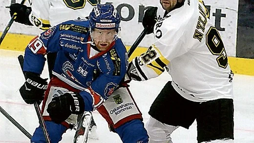 Jakob Karlsson spelade bra under utlåningen till IK Oskarshamn. Men trots en ny centerskada i IKO ser Karlsson ut att bli kvar i VH.