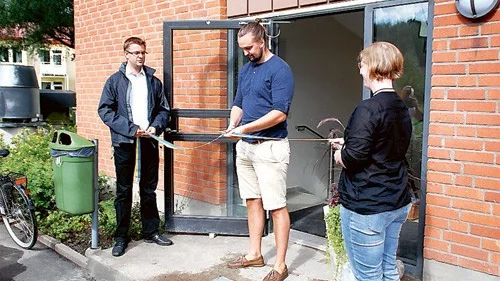 Studenten Patrik Larsson som fick äran att klippa det blågula bandet ska snart flytta in i en utav de nya lägenheterna på Irrblosset.