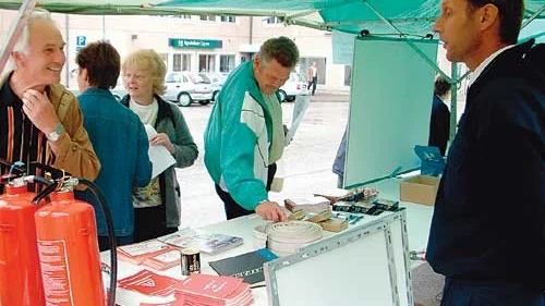 Räddningschef Thomas Blixt talade brandskydd när miljö-, bygg- och räddningsnämnden höll torgdag i Kisa på fredagen.