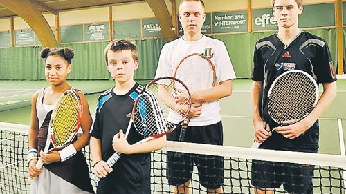 Finalisterna i årets upplaga av Frödinge Julcup. Seniorklassens Johan Nilsson och Oliver Nilsson samt Ellen Larsson och Hjalmar Kindman i ungdomsklassen. Foto: Janne Strömsten