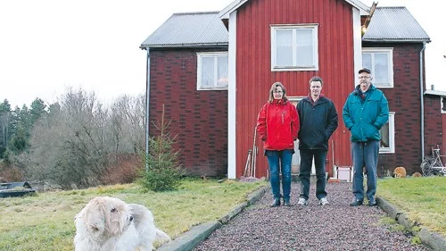 Sune Håkansson är den nionde generationen på gården Augustenborg i Tibbhult, på gården där släkten hållit till sedan 1600-talets slut. På bilden syns Anette, Urban och Sune Håkansson.