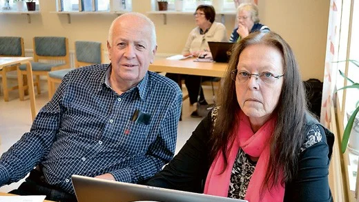 Tore Sandh och Elisabeth Leek kunde svara på besökarnas frågor om släktforskning när det var släktforskar- och arkivdag i Ingatorp i lördags.