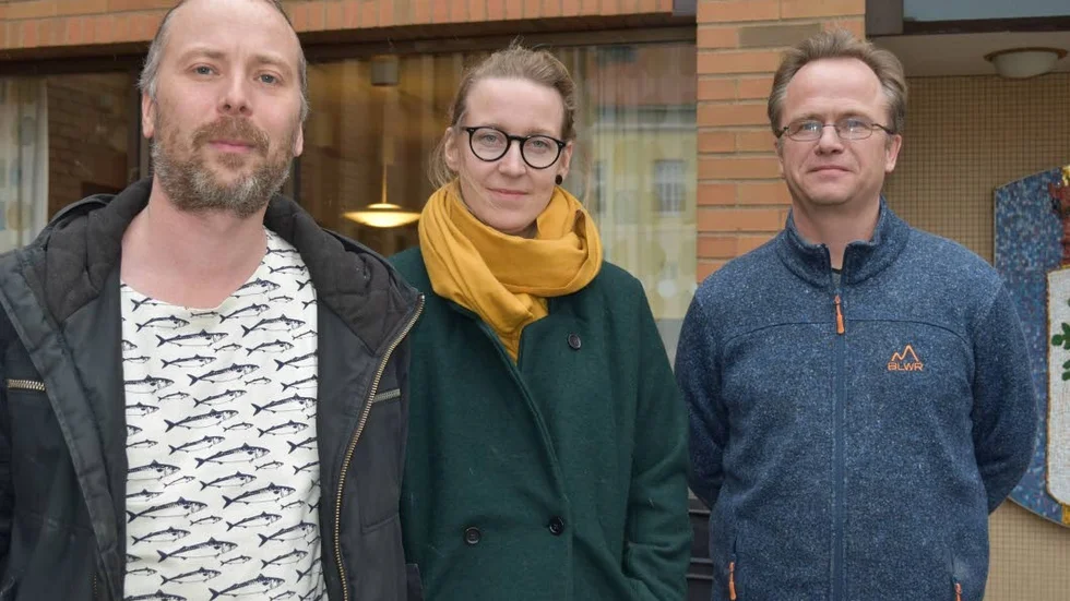 Lars Johansson, Sandra Sjöblom och Jens af Ekenstam Stenman presenterar Vänsterpartiets egna budgetförslag för Vimmerby.