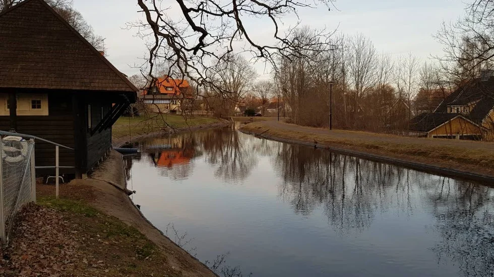 Utredning pågår om vad som ledde till att olja läckte ut i kanalen och vidare till Håcklasjön.