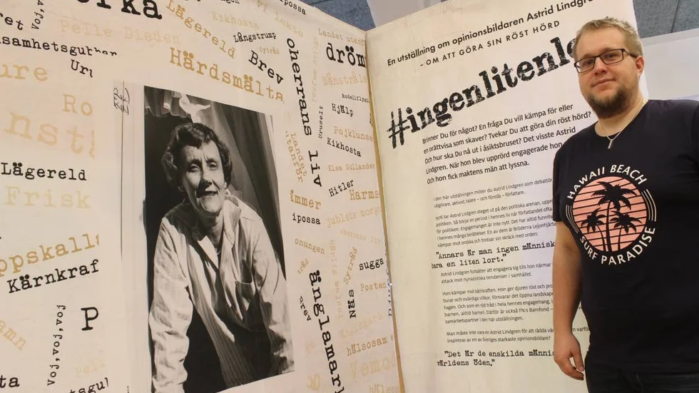 Hampus Eriksson är glad och tacksam över att biblioteken i Hultsfred och Virserum får visa miniutställningen av #ingenlitenlort, som bygger på Astrid Lindgrens liv och gärning. "Klart den ska kunna ses några mil från hennes födelseort".