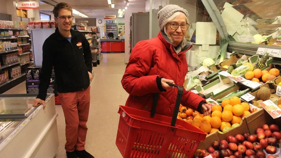 Barbro Paulsson gläds över att Dimitri Solstav hittat någon att sälja butiken till. Den nya ägaren planerar att komplettera med bageri och ett litet café.
