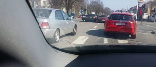 Bilförare krockade i korsning