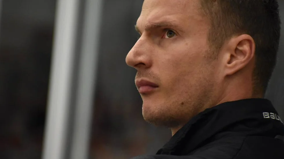 VH-tränaren Phil Horsky var inte nöjd med lagets prestation i de båda inledande perioderna mot KRIF.