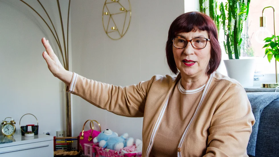 Devla Tomic berättar att hon känner särskilt starkt när hon ser familjer som tar farväl under flykten, med händer på varsin sida av glasrutor på bussar och tåg. "Det känns som vi", säger hon och minns tillbaka på när hennes egen familj splittrades av Bosnienkriget.