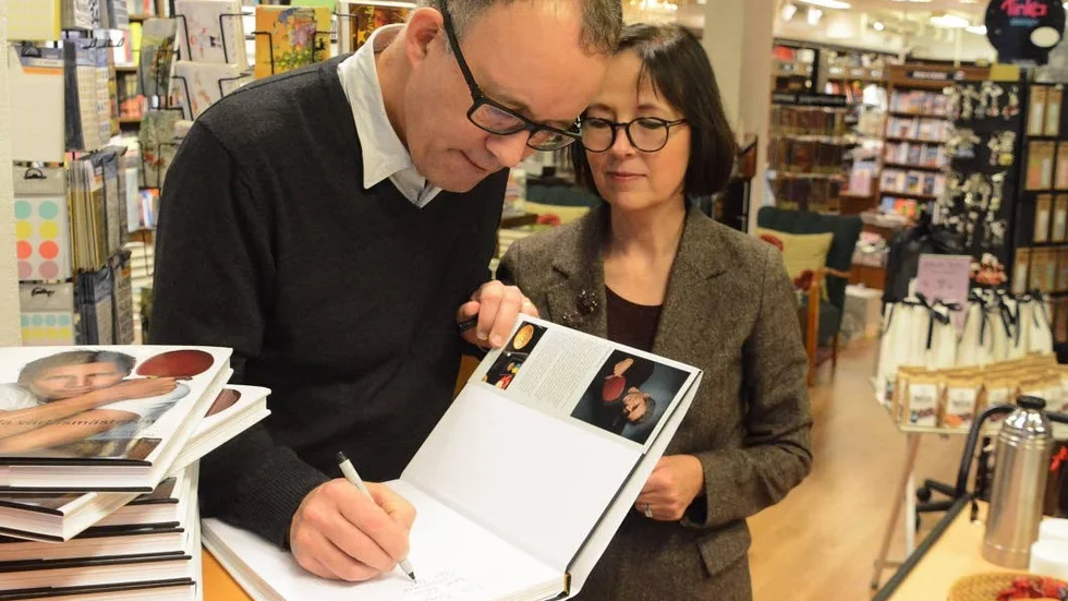 Nyligen var författarduon från Vimmerby, Jens Felke och Helena Egerlid, i stadens bokhandel och signerade sin precis utkomna biografi om bordtennisikonen Jörgen persson.