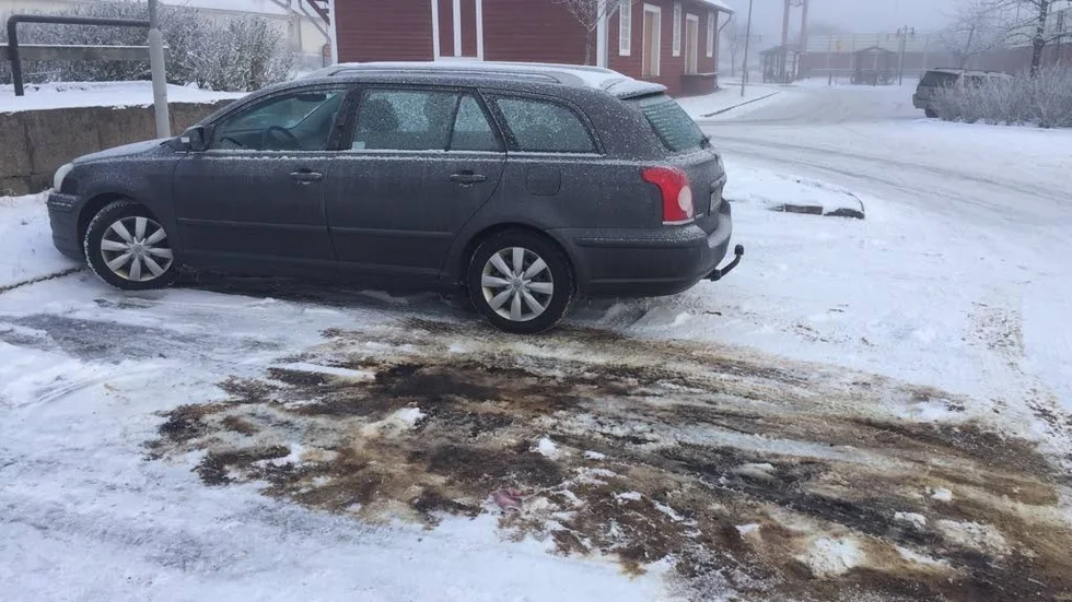 Bensinläcka. En person i Mantorp fick sin bil obrukbar sedan någon hackat hål i bränsletanken.