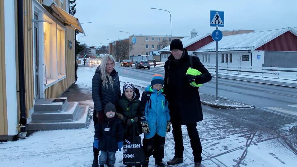 "Vi kräver snabba åtgärder från kommunens sida". Gabriella Nordahl med barnen Theon och Devin tar upp kampen för farthinder utanför Tanneforsskolan med bland andra Wolfram och Emrik Antepohl (i blå overall) som i  förra veckan blev påkörd av en bilist när han var på väg till skolan.