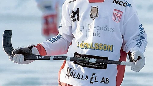 Daniel Gustafsson tänker inte låta ryggsmärtor stoppa honom från spel med Målilla mot Skirö på annandagen.