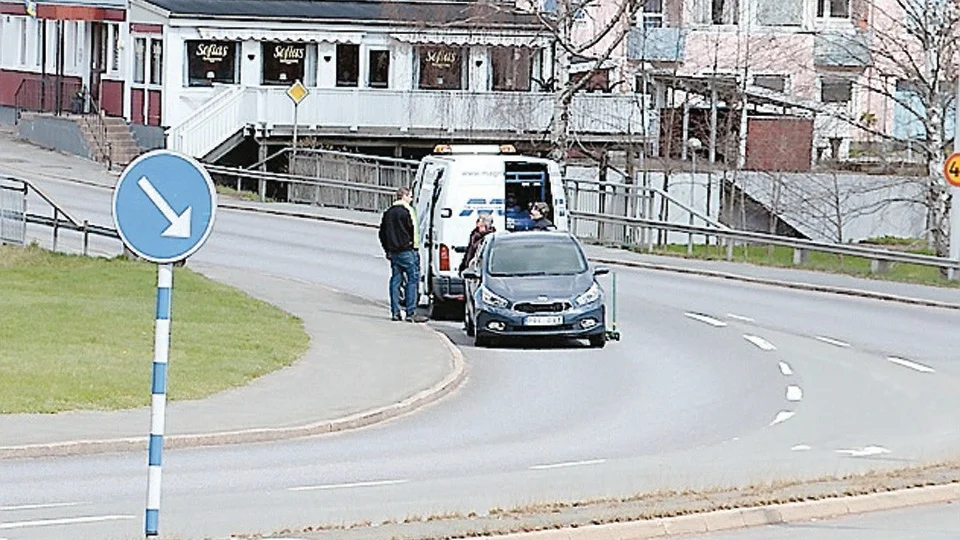 Bilisten fick tillkalla hjälp för att byta ut ett punkterat däck, efter att ha kört på ett öppet brunnslock. Foto: Eva Harrysson