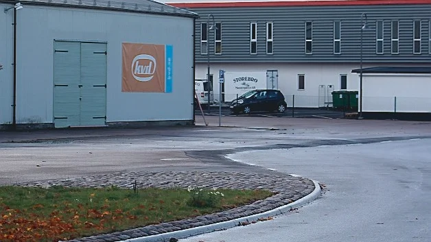Den nya lokalgatan intill KVD har försämrat för företaget, och det kan ha påverkat beslutet att flytta till Växjö, säger Kent Lövgren, ansvarig för verksamheten i Vimmerby som nu läggs ner.