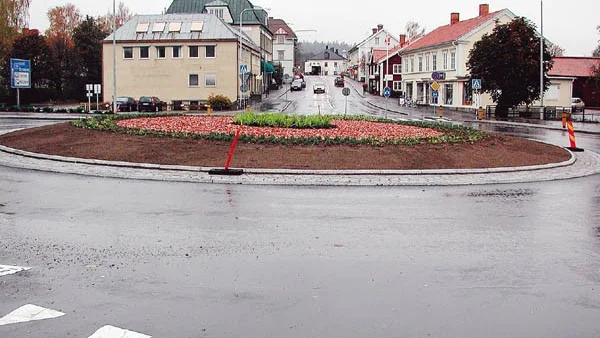 Som ett nav mitt i Kinda ska hjulet ligga där i rondellen. I backen skymtar Café Columbia, en gång apotek där Kisa-Mor handlade.