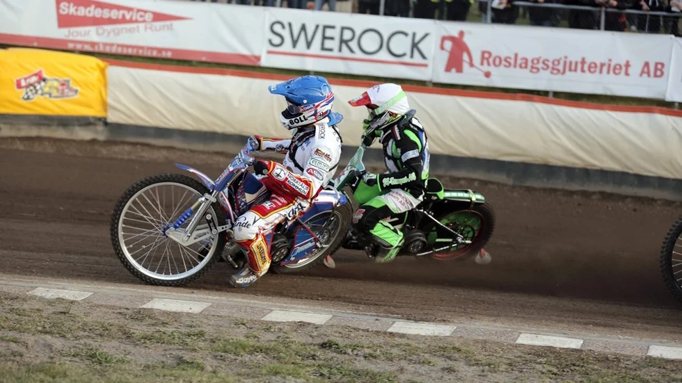 Martin Vaculik i blå huva, före Peter Ljung, var fenomenal när topptippade Rospiggarna tog en tvåpoängsseger hemma mot Dackarna i premiären.