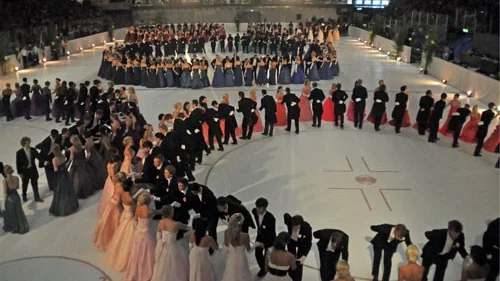 Första paren ut i Stångebrohallen.