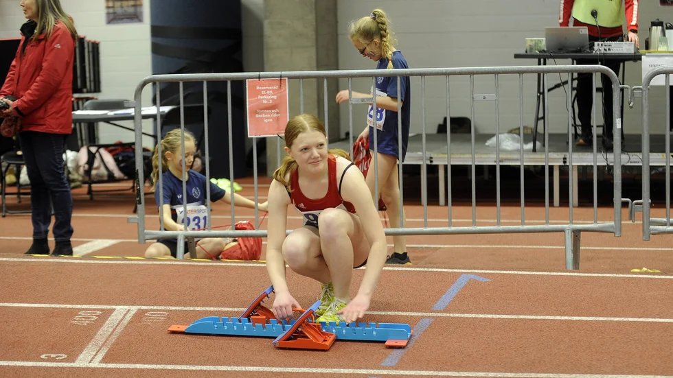 Tilda Forselius fixar med blocken innan 200 metersloppet.