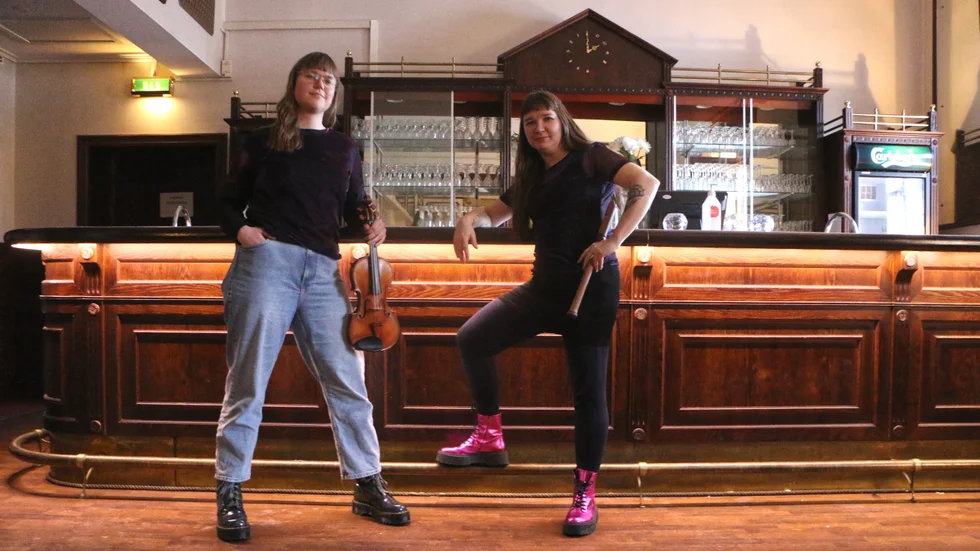 Våtmarks Sandra Berggren och Nina Grigorjeva bjuder på ett manspread i Piteå Stadshotellsbar. 