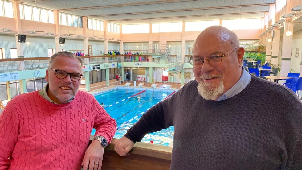 Motala simhall stängs bara fyra veckor. Nils-Eric Dålse (SD), och Per Stark, (M), berättar om lösningen som har hittats för den stora bassängen. I höst blir det sedan en helt ny liten bassäng.